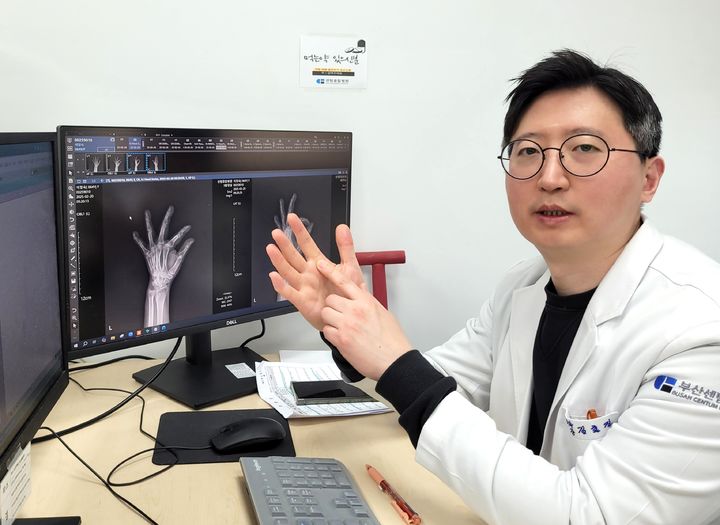 [부산=뉴시스] 센텀종합병원 정형외과 김진호 과장이 방아쇠 수지 증후군에 대해 설명하고 있다. (사진=센텀종합병원 제공) 2025.04.03. photo@newsis.com *재판매 및 DB 금지