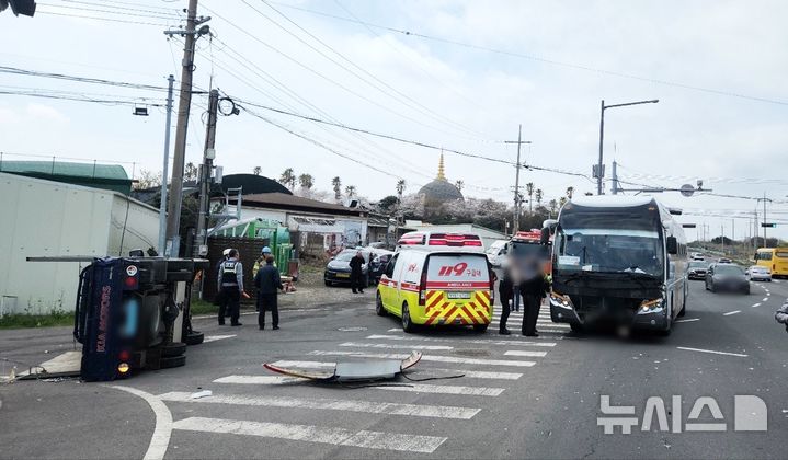 [제주=뉴시스] 4일 오후 제주시 조천읍에서 4·3유족이 탑승한 관광버스와 1t 트럭이 충돌하는 사고가 발생해 경찰과 소방당국이 수습에 나서고 있다. (사진=제주소방안전본부 제공) 2025.04.03. photo@newsis.com