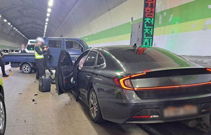[울산=뉴시스] 3일 낮 12시24분께 울산시 동구 화정동 염포산 2터널에서 트럭과 승용차가 충돌해 파손돼 있다. (사진=울산경찰청 제공) 2025.04.03. photo@newsis.com *재판매 및 DB 금지
