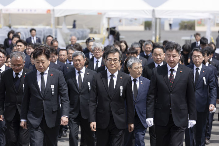 [수원=뉴시스] 3일 오후 김동연 경기도지사가 오영훈 제주도지사를 비롯한 관계자들과 함께 제주특별자치도 제주시 4․3 평화공원 내 위령제단으로 들어서고 있다. (사진=경기도 제공) 2025.04.03. photo@newsis.com *재판매 및 DB 금지