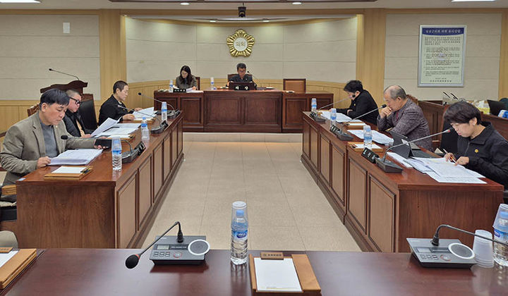 정선군의회는 3일 군의회 특별위원회 회의실에서 4월 정례 의원간담회를 열고 있다.(사진=정선군 제공) *재판매 및 DB 금지