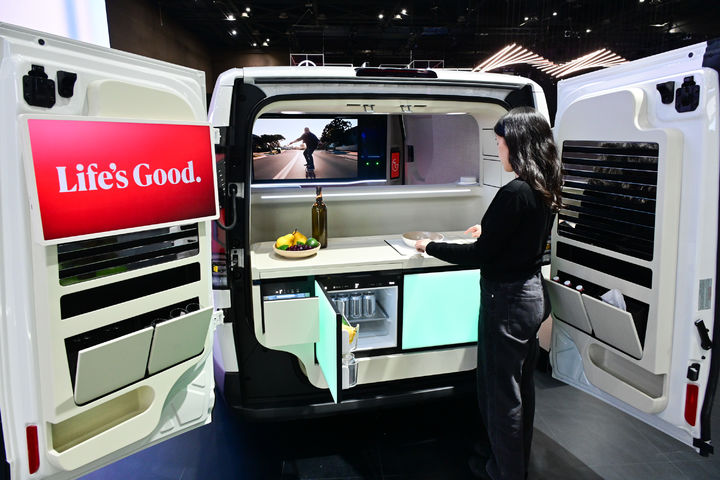 [서울=뉴시스]'슈필라움 글로우캐빈'은 냉장고, 광파오븐, 와인셀러를 탑재해 캠핑·피크닉 등 야외 활동을 즐기는 고객들에게 안성맞춤이다. (사진 = LG전자) 2025.04.03. photo@newsis.com *재판매 및 DB 금지