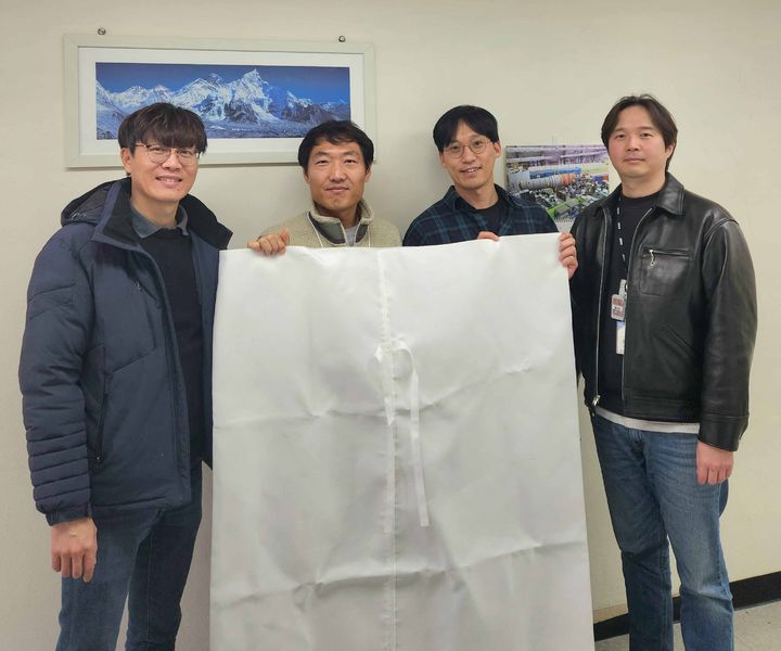 [대전=뉴시스] 국내 최초로 비분산 포장재 사용 승인을 받은 원자력연구원 연구진들.(사진=원자력연구원 제공) *재판매 및 DB 금지