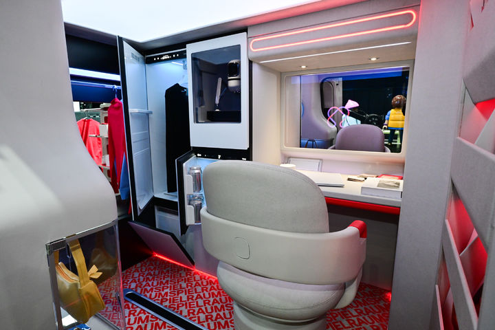 [서울=뉴시스]'슈필라움 스튜디오'는 모듈형 스타일러, 스마트미러, 커피머신을 비롯한 AI 가전을 적용해 이동 시간에 맞는 스타일러 코스를 제안하는 등 맞춤형 모빌리티 공간 경험을 제공한다. (사진 = LG전자) photo@newsis.com *재판매 및 DB 금지