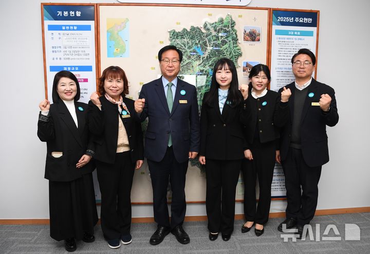 [완주=뉴시스] 3일 이바울 지방정부협의회 사무국장 등 유니세프아동친화도시 추진 지방정부협의회 사무국 관계자들이 완주군을 찾아 2025년 아동친화도시 지방정부협의회 사업보고와 완주 아동친화도시 정책 협력방안을 논의했다. 2025.04.03 *재판매 및 DB 금지