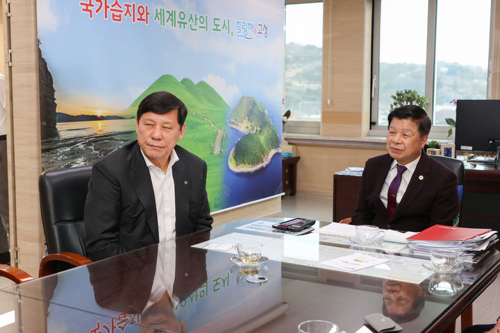 [고성(경남)=뉴시스] 신정철 기자= 경남 고성군아 한국야구위원회(KBO)와 프로 및 아마추어 야구팀의 전지훈련지로서의 경쟁력 강화 방안을 모색했다고 3일 밝혔다.사진은 지난 2일 이상근 고성군수와 허구연 한국야구위원회(KBO) 총재(사진, 왼쪽)가 고성군의 인프라를 활용한 마케팅 전략을 논의하고 있다.(사진=고성군 제공).2025.04.03. photo@newsis.com *재판매 및 DB 금지