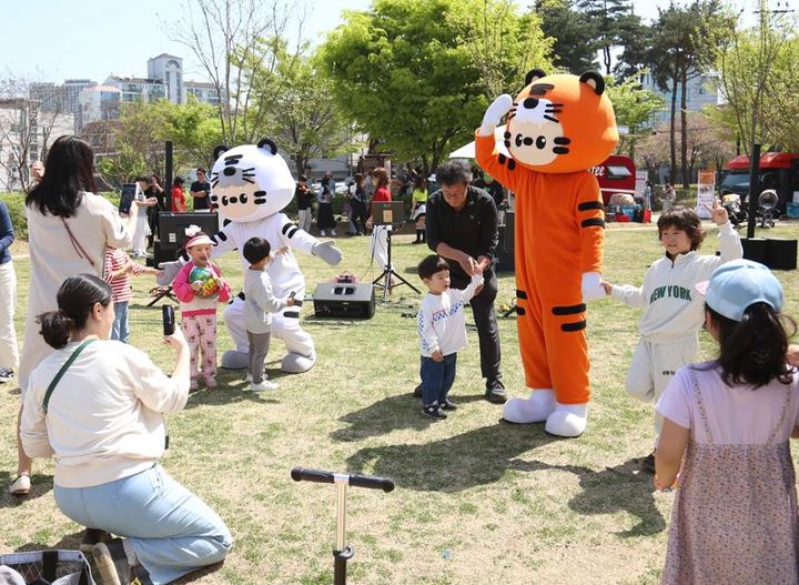 [서울=뉴시스] 지난해 봄소풍 페스타 현장. 2025.04.03 (사진 제공=송파구청) photo@newsis.com *재판매 및 DB 금지