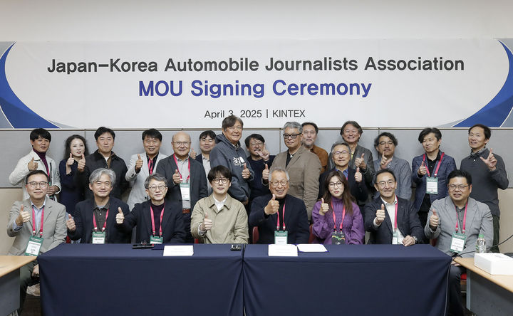 [고양=뉴시스] 한국자동차기자협회(KAJA)는 경기도 고양시 킨텍스에서 일본자동차기자협회(AJAJ)와 상호 협력 강화를 위한 업무협약(MOU)를 체결했다고 3일 밝혔다. 사진은 업무협약식에서 소속 기자들이 단체 사진을 촬영하고 있는 모습. (사진=한국자동차기자협회 제공) photo@newsis.com *재판매 및 DB 금지