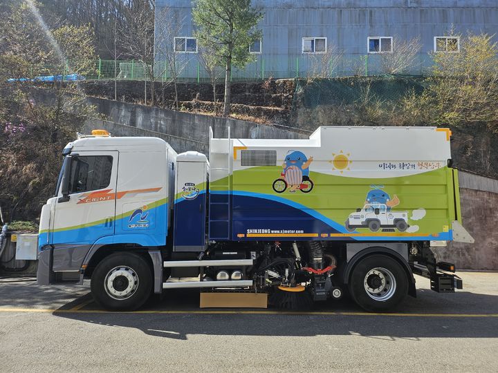 [울산=뉴시스] 울산 남구가 도입한 친환경 진공흡입 노면청소차량. (사진=울산 남구 제공) photo@newsis.com *재판매 및 DB 금지