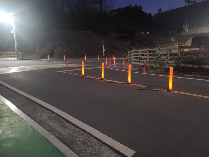 [울산=뉴시스] 한국수력원자력(주) 새울원자력본부(본부장 소유섭)는 울산 울주군 온양읍 3개 마을(동상리·솔밭리·발리)에 안전한 교통환경 조성을 위한 스마트 LED 안전봉 100개를 설치했다고 3일 밝혔다. (사진= 새울원자력 제공) 2025.04.03.photo@newsis.com *재판매 및 DB 금지