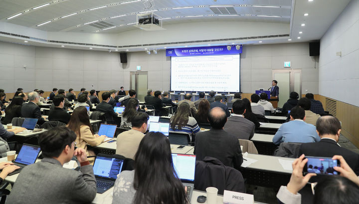 [서울=뉴시스]여한구 피터슨국제경제연구소 선임연구위원이 3일 FKI타워 컨퍼런스센터에서 열린 '트럼프 상호관세, 어떻게 대응할 것인가?' 세미나에 참석해 주제발표를 하고 있다. (사진 = 한경협) photo@newsis.com *재판매 및 DB 금지