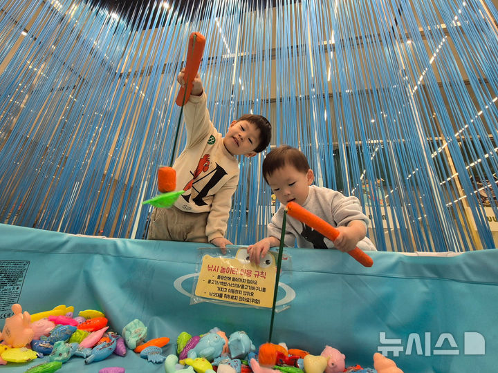 [서울=뉴시스] 광동제약 임직원 자녀들이 'KD 슬기로운 우리아이 케어' 프로그램의 지원을 받아 즐거운 한 때를 보내고 있다. photo@newsis.com