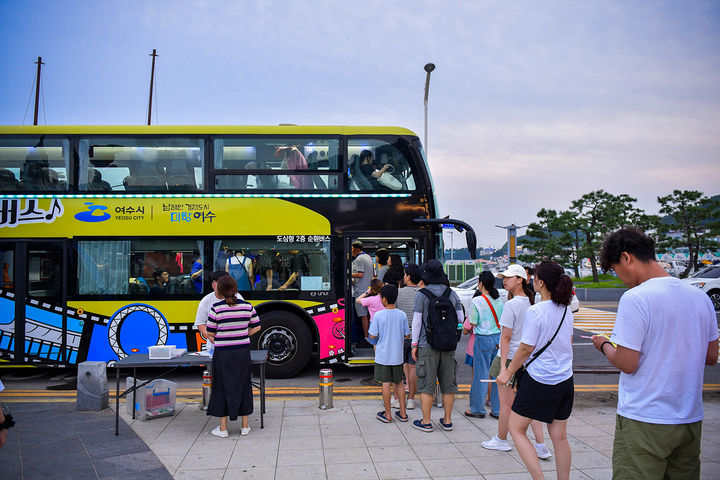 [여수=뉴시스] 여수밤바다를 달리는 낭만버스 '시간을 달리는 버스커' (사진=여수시 제공) 2025.04.03. photo@newsis.com *재판매 및 DB 금지
