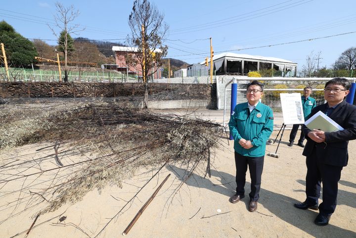 [세종=뉴시스] 사진은 산불 피해지역을 방문한 오석환 교육부 차관. (사진=교육부 제공) *재판매 및 DB 금지