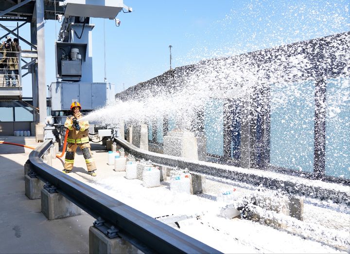 [부산=뉴시스] 부산소방재난본부는 3일 해운대구 엘시티 랜드마크타워 옥상에서 새롭게 도입한 고성능 소방차의 송수능력을 시험하고 있다. (사진=부산소방재난본부 제공) 2025.04.03. photo@newsis.com *재판매 및 DB 금지