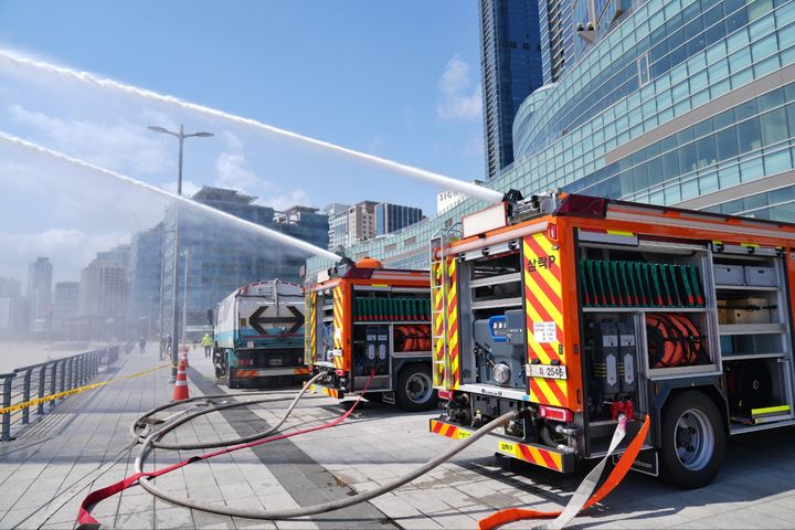 [부산=뉴시스] 부산소방재난본부는 3일 해운대구 엘시티 인근에서 새롭게 도입한 고성능 소방차의 송수능력을 시험하고 있다. (사진=부산소방재난본부 제공) 2025.04.03. photo@newsis.com *재판매 및 DB 금지