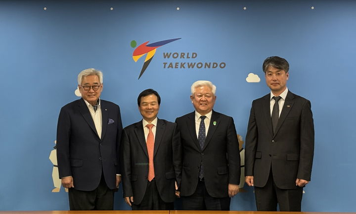 [서울=뉴시스] 세계태권도 국제 대회 개최를 위한 협약식. 우측에서부터 김중헌 태권도진흥재단 이사장, 황인홍 무주군수, 양진방 대한태권도협회 회장, 조정원 세계태권도연맹 총재. (사진=태권도진흥재단 제공) *재판매 및 DB 금지