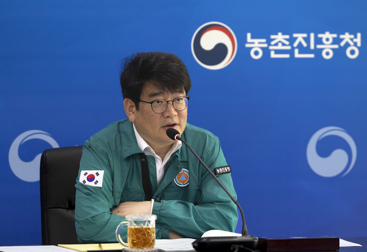 [세종=뉴시스] 농촌진흥청은 3일 전북 전주시 본청 영농종합상황실에서 권재한 청장 주재로 '병해충 방제 회의'를 열고, 전국 9개 도 농업기술원장과 영상회의를 진행했다. 사진은 병해충 대응 계획을 논의하는 권재한 청장. (사진=농진청 제공) 2025.04.03. photo@newsis.com *재판매 및 DB 금지