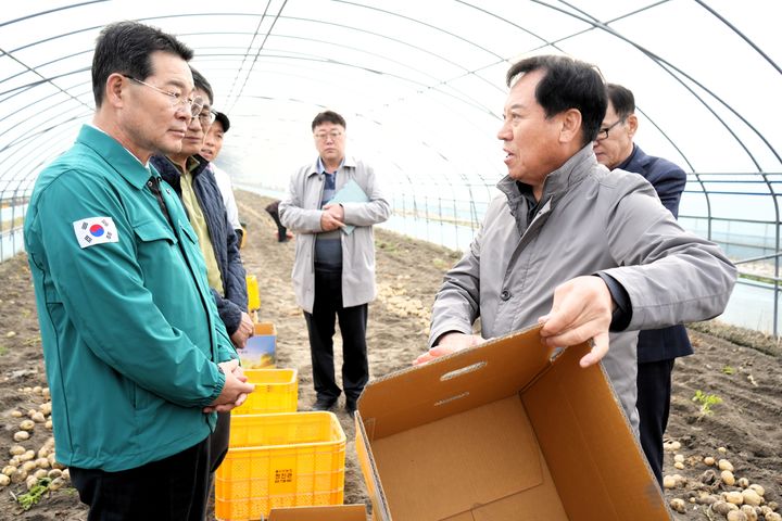 [부안소식]권익현 군수, 부안노을감자 수확 현장 방문 등