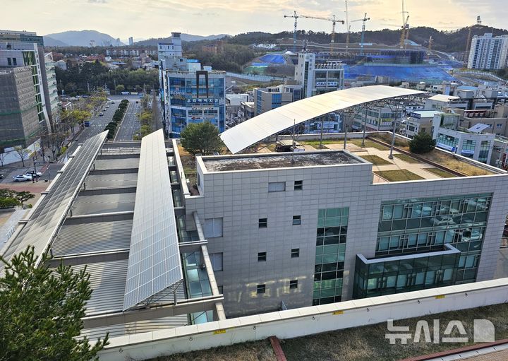 [포항=뉴시스] 송종욱 기자 = 포항시가 올해 25억400만원의 사업비를 들여 신재생에너지 보급 확대로 에너지 복지를 실현한다. 사진은 포항시청 옥상에 설치된 태양열 패널(집전판) 모습. 2025.04.03. sjw@newsis.com