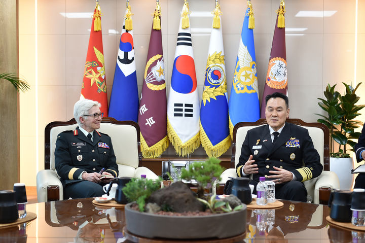[서울=뉴시스] 김명수 합참의장(우측)과 제니 캐리냥 캐나다 국방총장이 군사협력을 논의하고 있다. (사진=합동참모본부 제공) 2025.04.03. photo@newsis.com *재판매 및 DB 금지