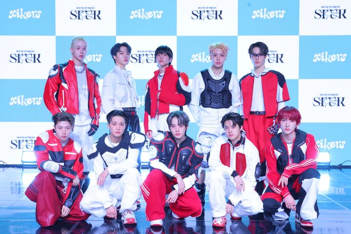 [서울=뉴시스] 그룹 '싸이커스'(xikers)가 3일 서울 강남구 일지아트홀에서 가진 다섯 번째 미니 앨범 '하우스 오브 트리키 : 스퍼(HOUSE OF TRICKY : SPUR)' 발매 쇼케이스에서 포즈를 취하고 있다. (사진=KQ엔터테인먼트 제공) 2025.04.03 photo@newsis.com *재판매 및 DB 금지