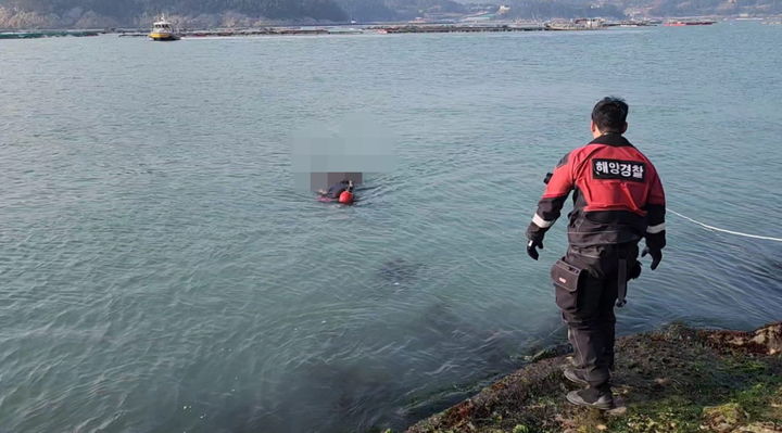 [완도=뉴시스] 3일 오후 3시28분께 전남 완도군 금일읍의 한 항 인근 해상에서 해경이 60대 실종자를 수색하고 있다. (사진=완도해양경찰서 제공) 2025.04.03. photo@newsis.com *재판매 및 DB 금지