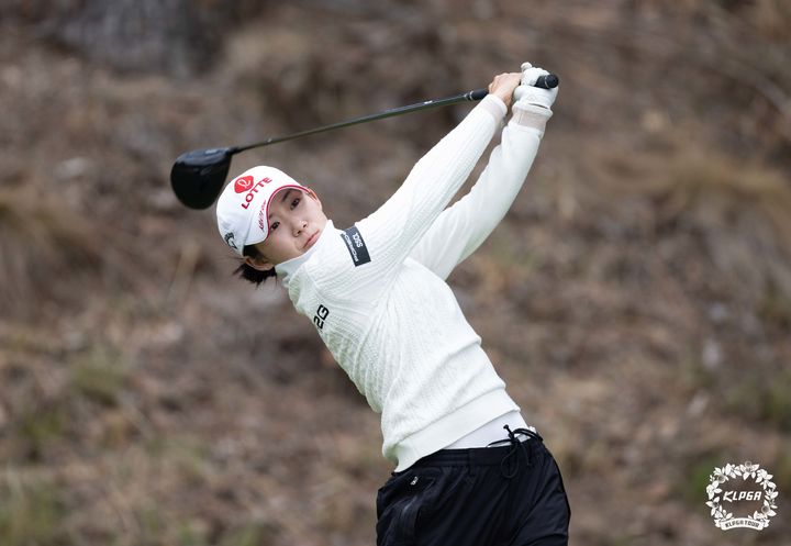 [서울=뉴시스] 3일 부산 동래베네스트CC에서 열린 두산건설 We've 챔피언십 1라운드 1번 홀에서 황유민이 티샷을 하고 있다. (사진=KLPGA 제공) 2025.04.03. photo@newsis.com *재판매 및 DB 금지