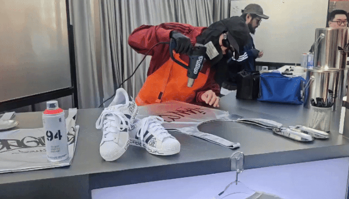 [서울=뉴시스] 이현주 기자=3층 '메이드 포 유(Made for You)' 서비스 공간에서는 소비자들에게 맞춤형 티셔츠 디자인 서비스를 제공한다.2025.04.03 juicy@newsis.com&nbsp; *재판매 및 DB 금지 *재판매 및 DB 금지