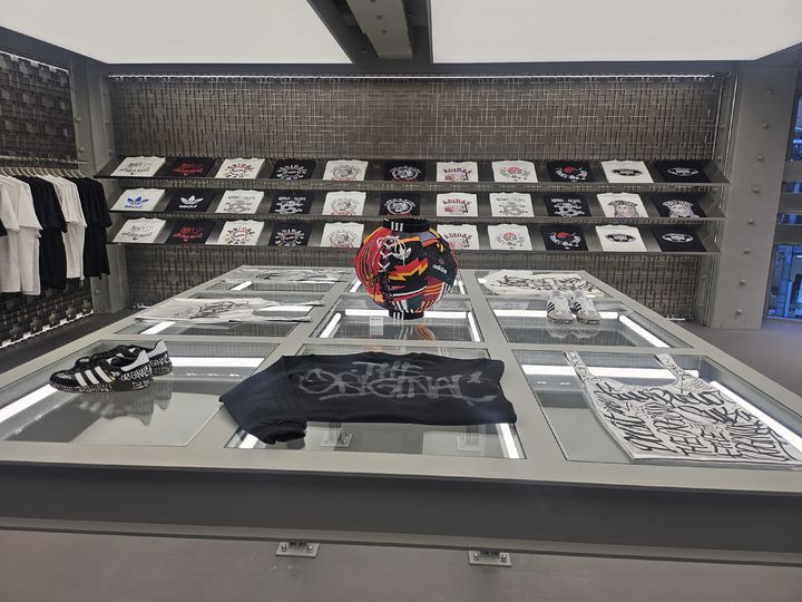 [서울=뉴시스] 이현주 기자=아디다스 성수 플래그십 2층 공간에 위치한 달항아리 2025.04.03 juicy@newsis.com *재판매 및 DB 금지