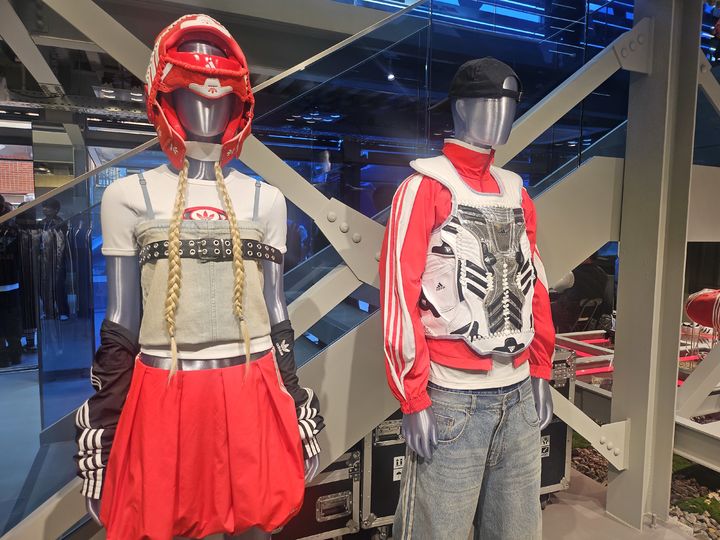 [서울=뉴시스] 이현주 기자=아디다스 플래그십 성수에 내 태권도 관련 조형물 2025.04.03. juicy@newsis.com *재판매 및 DB 금지