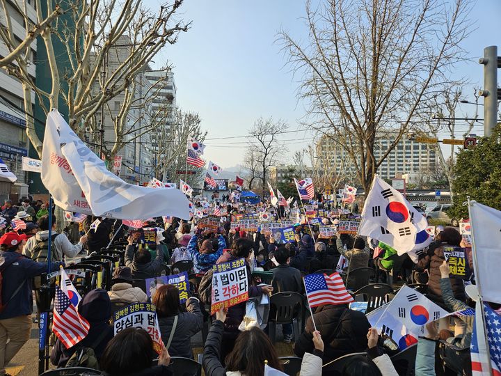 [서울=뉴시스]이태성 기자=윤석열 대통령 탄핵 선고를 하루 앞둔 3일 오후 서울 지하철 3호선 안국역 인근 수운회관 앞에서 '탄핵 반대 집회'가 열리고 있다. victory@newsis.com *재판매 및 DB 금지