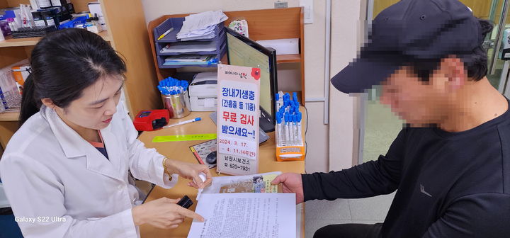 [남원=뉴시스] 남원시보건소를 찾은 한 시민이 장내기생충 검사에 대한 안내를 받고 있다. *재판매 및 DB 금지