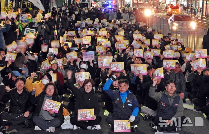 [제주=뉴시스] 오영재 기자 = 윤석열 대통령 탄핵 심판 선고 전날인 3일 오후 제주시청에서 윤석열정권퇴진 한국사회대전환 제주행동이 '윤석열 파면 촉구 제주도민대회'를 열고 구호를 외치고 있다. 2025.04.03. oyj4343@newsis.com