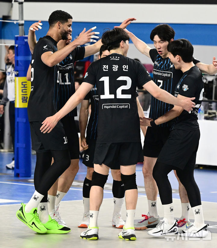 [서울=뉴시스] 프로배구 현대캐피탈 선수들이 3일 천안유관순체육관에서 열린 도드람 2024~2025 V-리그 남자부 챔피언결정전 2차전에서 대한항공을 상대로 득점에 성공한 뒤 환호하고 있다. (사진=KOVO 제공) 2025.04.03.