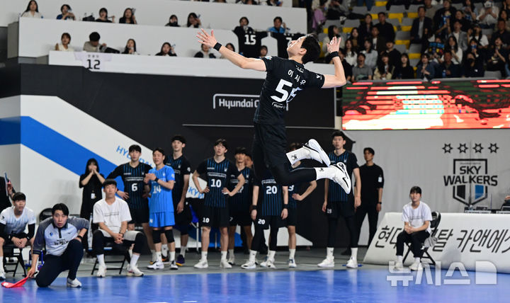[서울=뉴시스] 프로배구 현대캐피탈 이시우가 3일 천안유관순체육관에서 열린 도드람 2024~2025 V-리그 남자부 챔피언결정전 2차전에서 대한항공을 상대로 서브를 시도하고 있다. (사진=KOVO 제공) 2025.04.03.