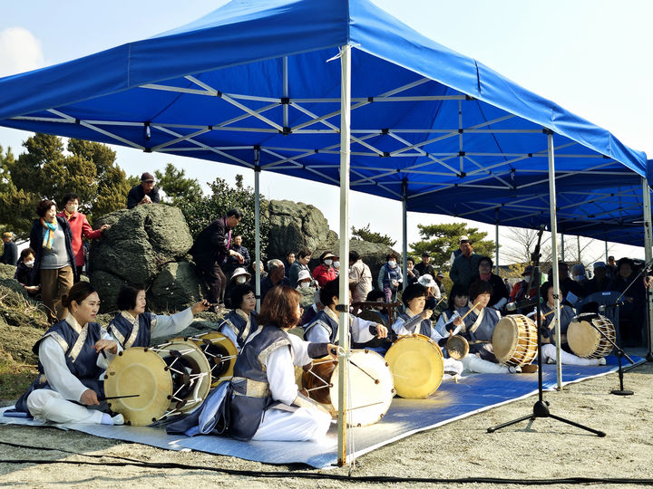 [서산=뉴시스] 3일 검은여를 뒤로 하고 제례에 앞서 도비풍물단이 풍물 공연을 펼치고 있다. (사진=서산시 제공) 2025.04.03. photo@newsis.com  *재판매 및 DB 금지