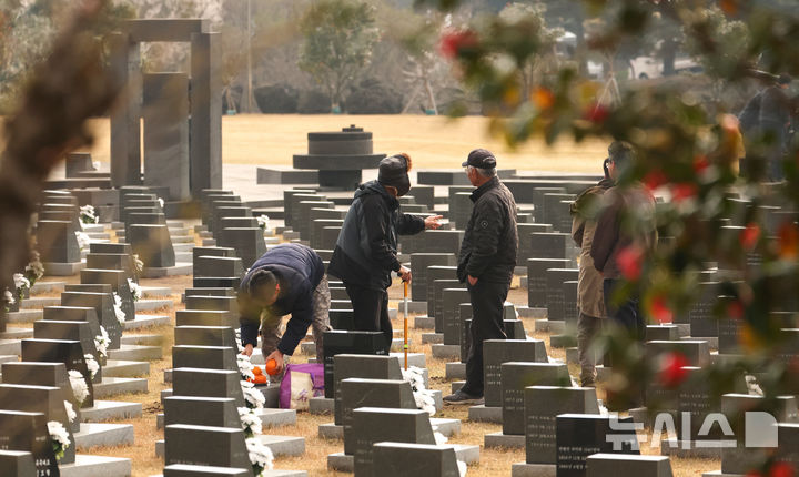 [제주=뉴시스] 우장호 기자 = 제77주년 제주4·3 추념식일인 3일 오전 제주시 봉개동 제주4·3평화공원 행방불명인 묘역에 희생자 유족들의 발걸음이 이어지고 있다. (제주도사진기자회) 2025.04.03. woo1223@newsis.com