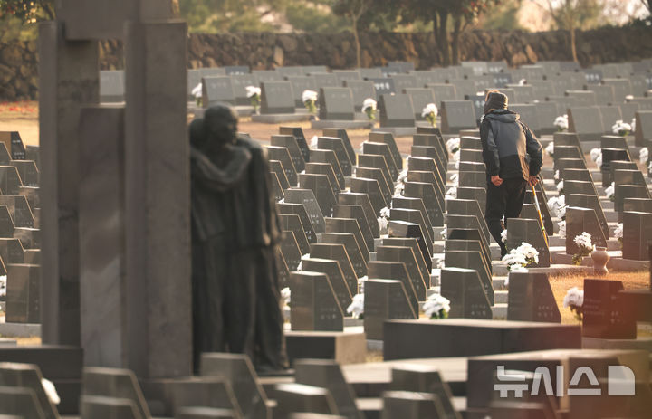 [제주=뉴시스] 우장호 기자 = 제77주년 제주4·3 추념식일인 3일 오전 제주시 봉개동 제주4·3평화공원 행방불명인 묘역에 희생자 유족들의 발걸음이 이어지고 있다. (제주도사진기자회) 2025.04.03. woo1223@newsis.com