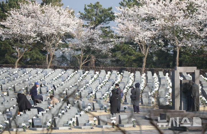 [제주=뉴시스] 우장호 기자 = 제77주년 제주4·3 추념식일인 3일 오전 제주시 봉개동 제주4·3평화공원 행방불명인 묘역에 희생자 유족들의 발걸음이 이어지고 있다. (제주도사진기자회) 2025.04.03. woo1223@newsis.com
