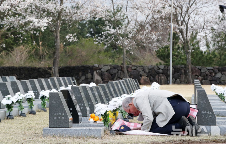 [제주=뉴시스] 우장호 기자 = 제77주년 제주4·3 추념일인 3일 오전 제주시 봉개동 제주4·3평화공원 행방불명인 묘역에 희생자 유족들의 발걸음이 이어지고 있다. (제주도사진기자회) 2025.04.03. woo1223@newsis.com
