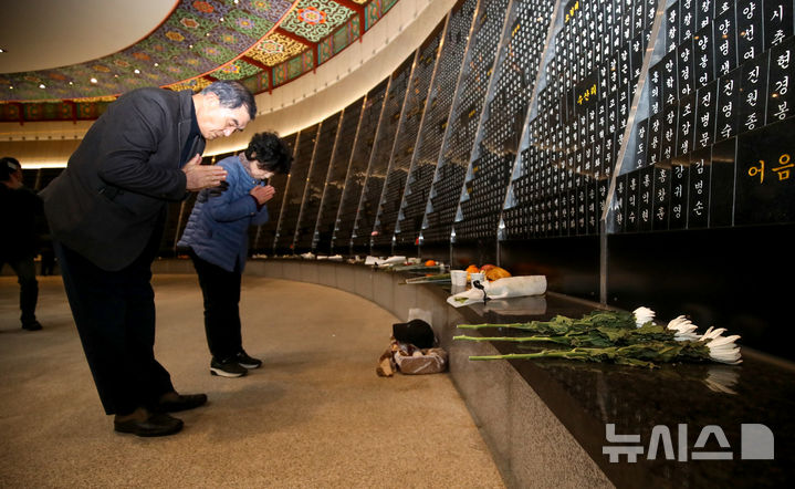 [제주=뉴시스] 우장호 기자 = 제77주년 제주4·3 추념일인 3일 오전 제주시 봉개동 제주4·3평화공원 내 위패봉안실에 희생자 유족들이 찾아와 참배하고 있다. (제주도사진기자회) 2025.04.03. woo1223@newsis.com