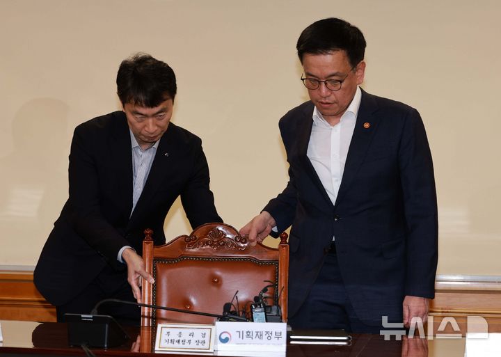 [서울=뉴시스] 고범준 기자 = 최상목 경제부총리 겸 기획재정부 장관이 3일 서울 중구 은행회관에서 열린 '거시경제금융현안간담회'에 참석해 이복현 금융감독원장으로부터 자리 안내를 받고 있다. 2025.04.03. bjko@newsis.com