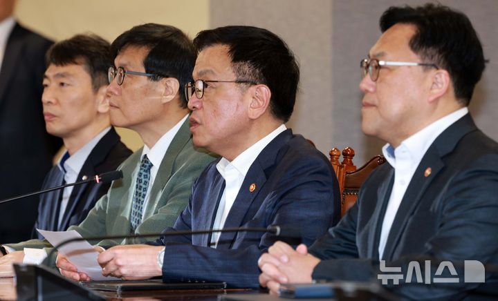 [서울=뉴시스] 고범준 기자 = 최상목 경제부총리 겸 기획재정부 장관이 3일 서울 중구 은행회관에서 열린 '거시경제금융현안간담회'에서 모두발언을 하고 있다. 왼쪽부터 이복현 금융감독원장, 이창용 한국은행 총재, 최상목 경제부총리 겸 기획재정부 장관, 김병환 금융위원장. 2025.04.03. bjko@newsis.com
