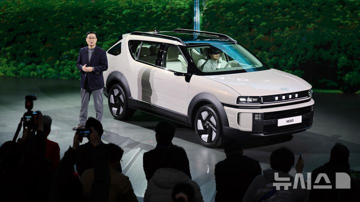 [고양=뉴시스] 전진환 기자 = 현대차 국내사업본부 정유석 부사장이 3일 오전 경기도 고양시 킨텍스에서 열린 2025서울모빌리티쇼에서 디 올 뉴 넥쏘를 소개하고 있다. 2025.04.03. amin2@newsis.com