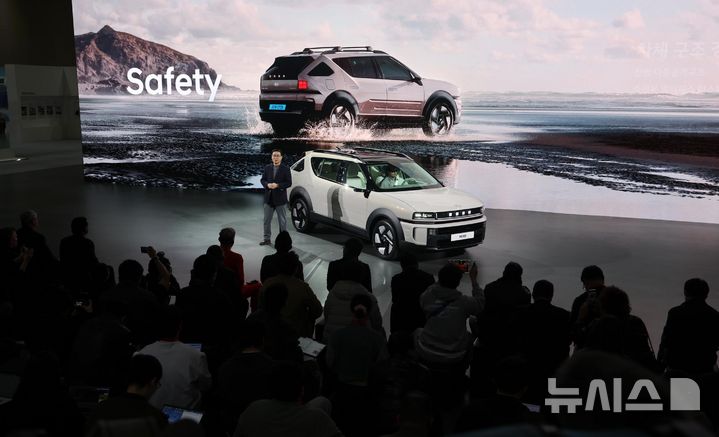 [고양=뉴시스] 전진환 기자 = 현대차 국내사업본부 정유석 부사장이 3일 오전 경기도 고양시 킨텍스에서 열린 2025서울모빌리티쇼에서 디 올 뉴 넥쏘를 소개하고 있다. 2025.04.03. amin2@newsis.com