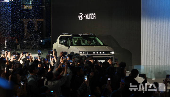 [고양=뉴시스] 전진환 기자 = 3일 오전 경기도 고양시 킨텍스에서 열린 2025서울모빌리티쇼에서 현대차 디 올 뉴 넥쏘가 공개되고 있다. 2025.04.03. amin2@newsis.com