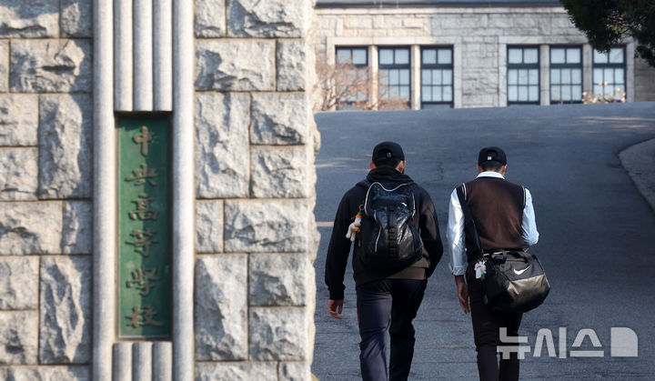 [서울=뉴시스] 홍효식 기자 = 서울 한 고등학교 학생들이 등교하는 모습. 2025.04.03. yesphoto@newsis.com