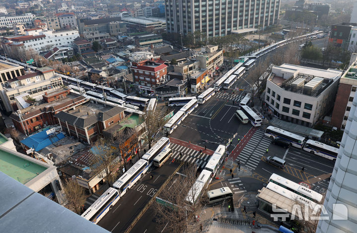 [서울=뉴시스] 홍효식 기자 = 윤석열 대통령의 탄핵 심판 선고를 하루 앞둔 3일 서울 종로구 헌법재판소 인근이 경찰 차벽으로 차단되어 있다. 2025.04.03. yesphoto@newsis.com