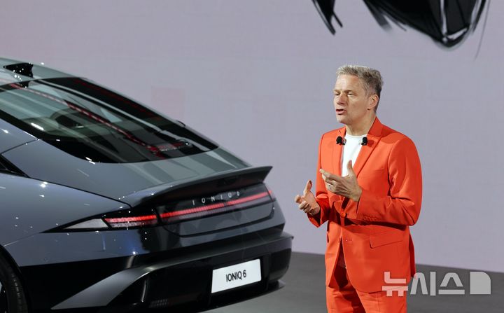 [고양=뉴시스] 전진환 기자 = 현대차 현대디자인센터장 사이먼 로스비 전무가 3일 오전 경기도 고양시 킨텍스에서 열린 2025서울모빌리티쇼에서 더 뉴 아이오닉 6의 디자인을 소개하고 있다. 2025.04.03. amin2@newsis.com